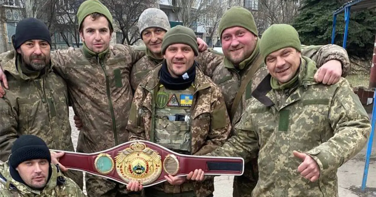Денис Берінчик відвідав українських воїнів у Донецькій області. Вони сфотографувались з його поясом