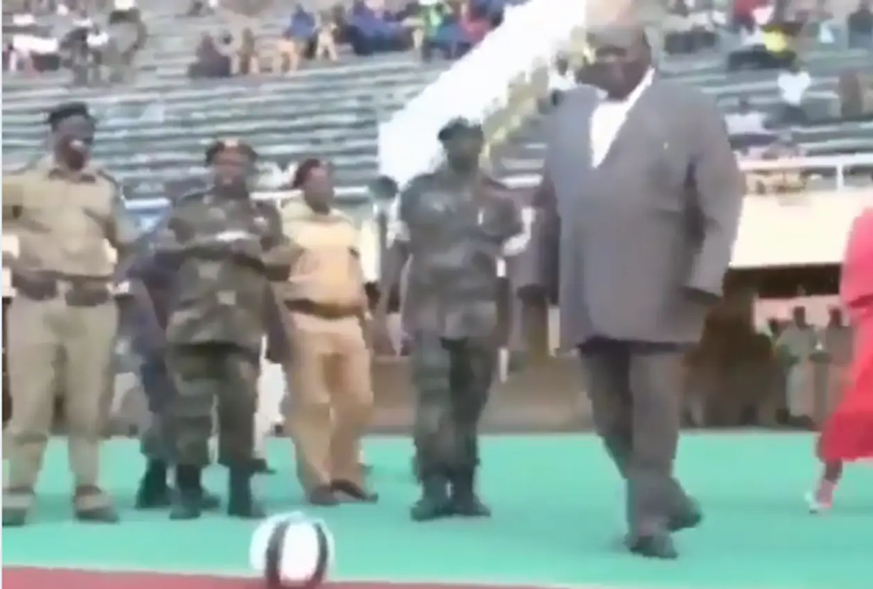 Вице-премьер министр Уганды открыл чемпионат страны эпичным ударом по мячу
