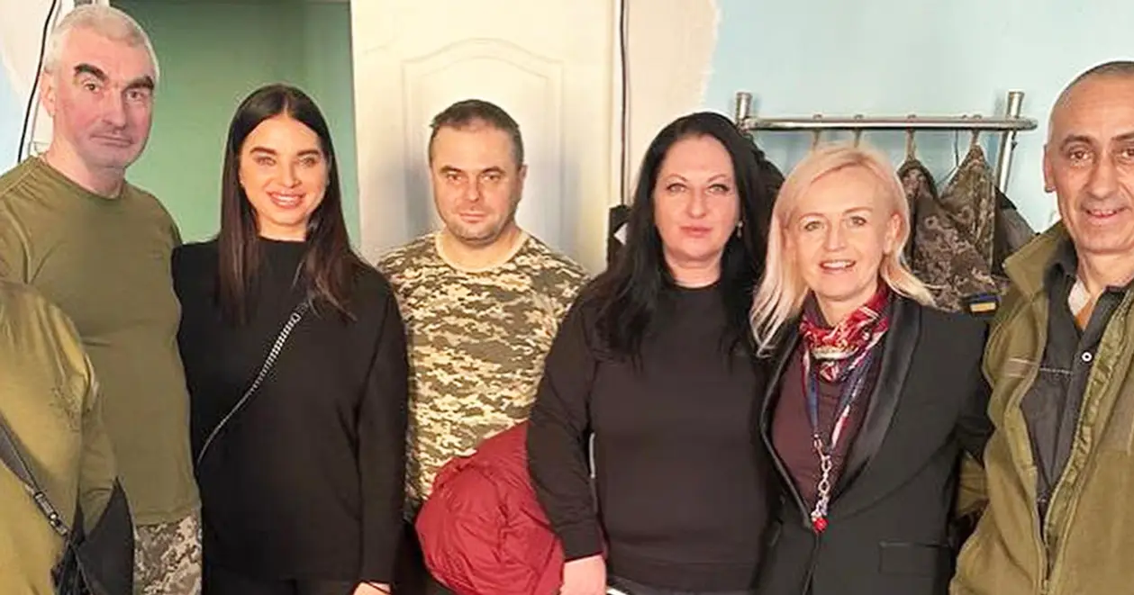 Відео дня: Олександр Усик зідзвонився з військовими, а Катерина відвідала воїнів у лікарні