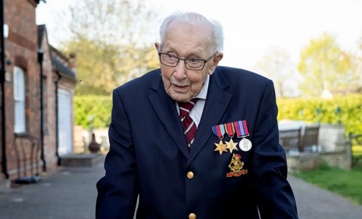 99-летний ветеран перепел You’ll Never Walk Alone и возглавил британский чарт. До этого он собрал 28 млн фунтов для врачей