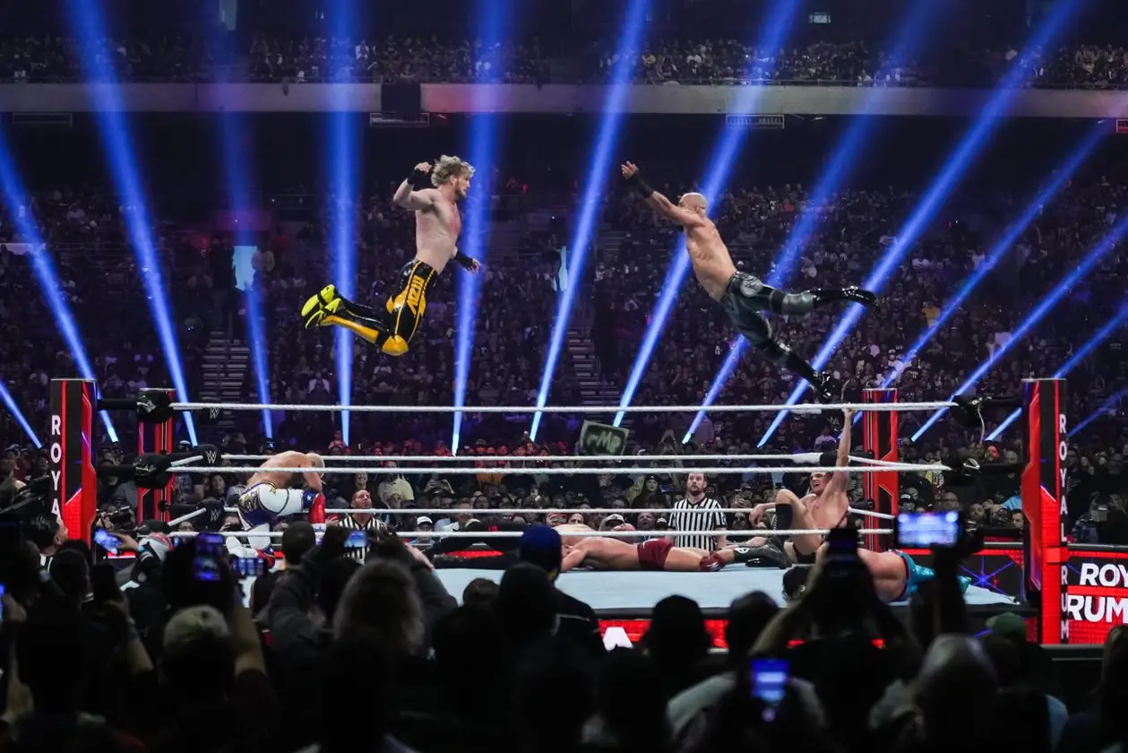 Абсолютне шаленство! Логан Пол увірвався на Королівську битву та виконав парний стрибок з зіркою WWE з третього каната 