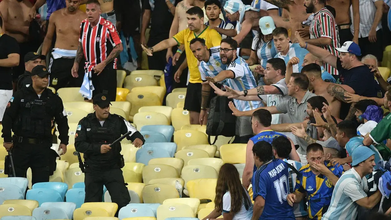 На Бразилія – Аргентина знову гаряче: поліція била кийками фанатів гостей під час гімну, у бразильців 3 поразки