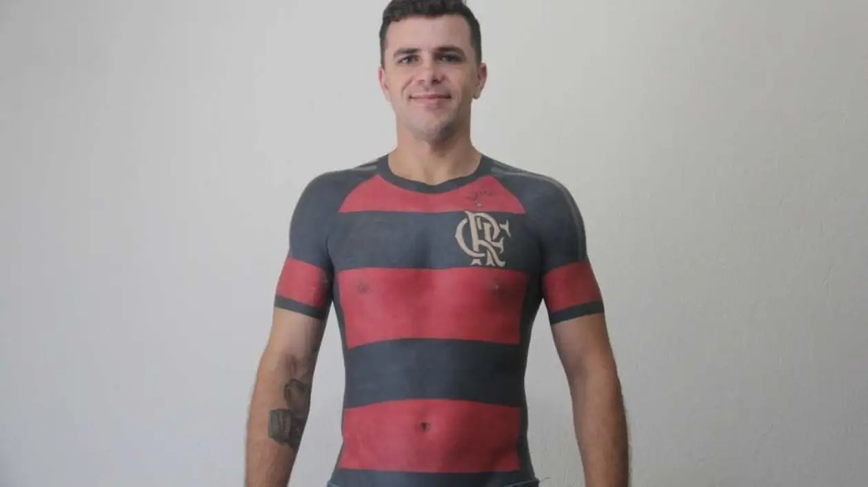 Бразилец набил футболку любимого клуба. В полный размер