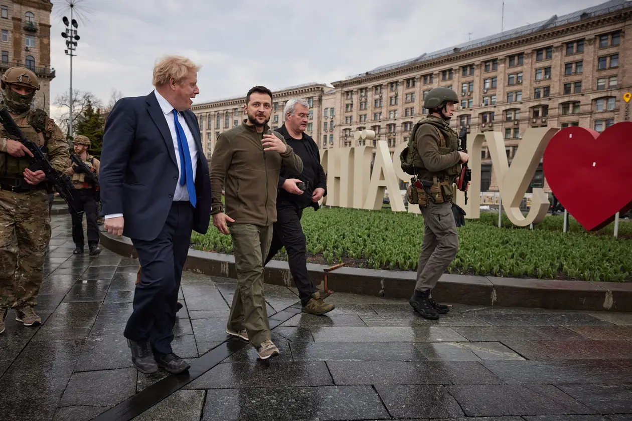 «Ви нам дуже потрібні». Прем’єр-міністр Великобританії поспілкувався із перехожим на вулицях Києва