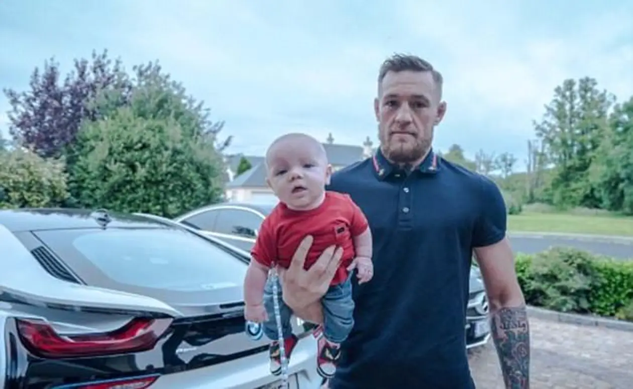 МакГрегор смотрит UFC вместе с 4-месячным сыном