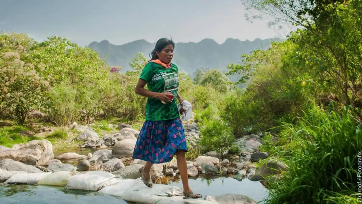 22-летняя мексиканка выиграла марафон в сандалиях и юбке