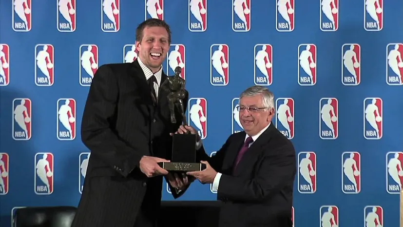 Дирк Новицки получил свою награду MVP после вылета в первом раунде. Самые неловкие вручения наград в истории НБА