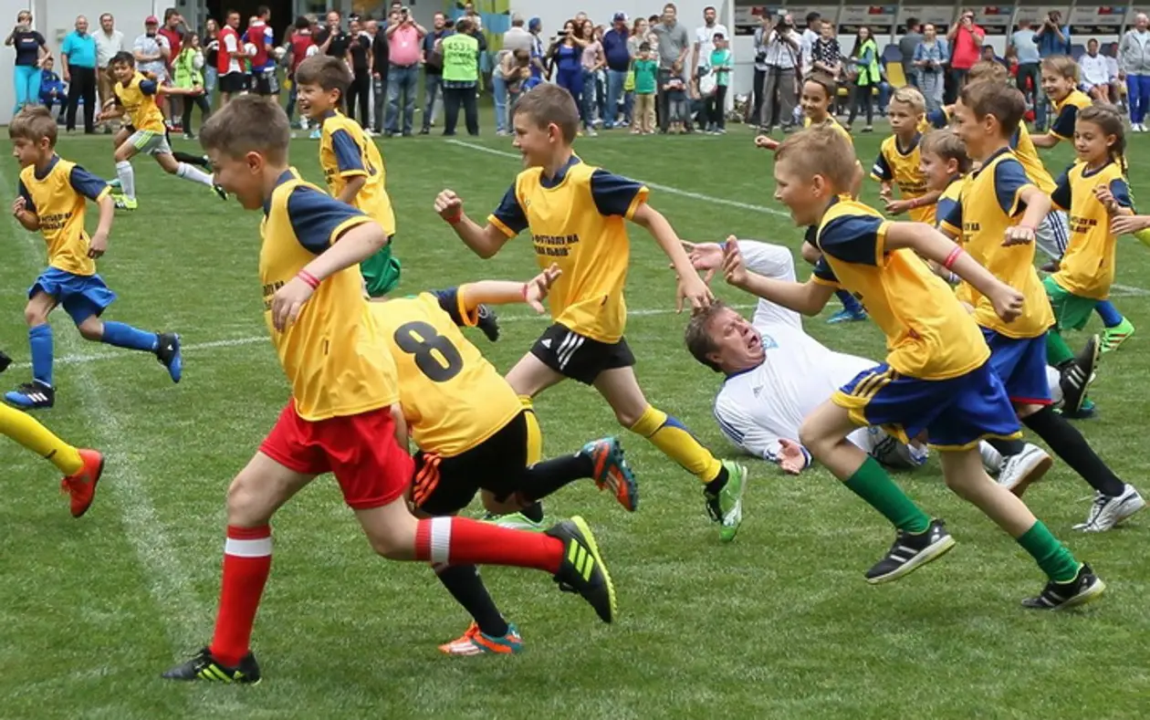 Ветераны «Динамо» сыграли против 100 детей