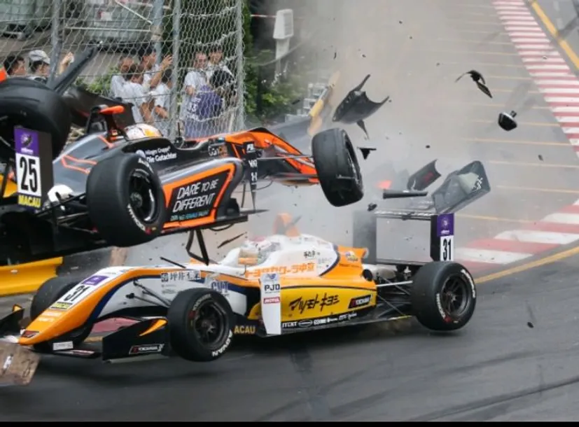 Гран-при Макао очень аварийный. В этот раз машина ракетой улетела с трассы