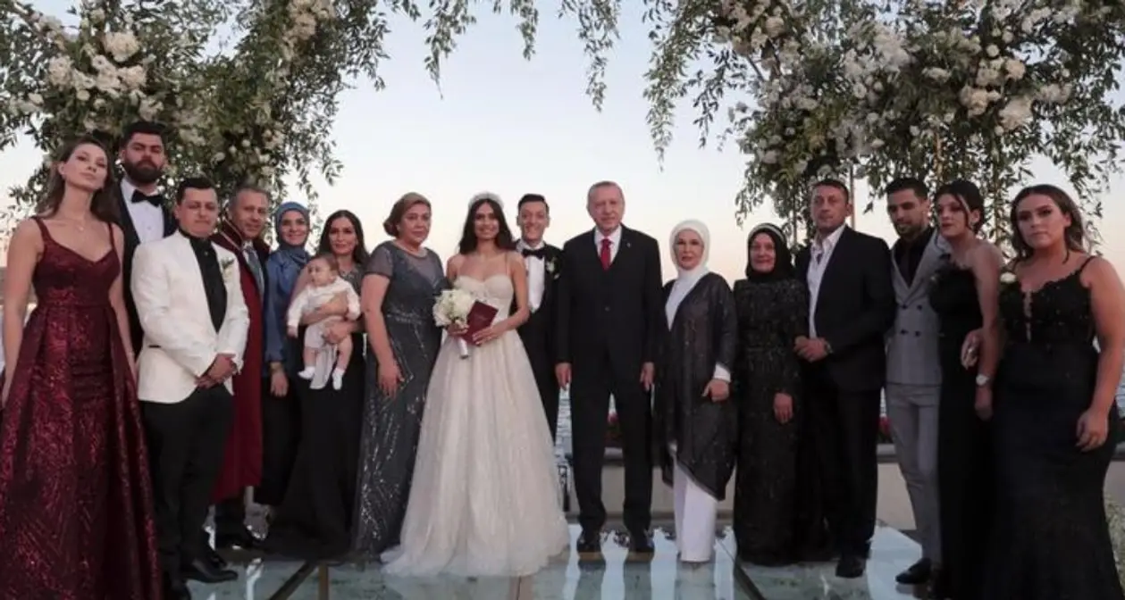 Свадьба Озила важна не только из-за Эрдогана: Месут оплатит операции тысяче детей