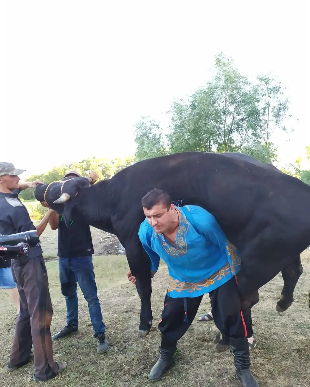 Как он поднимает быка в 600 кг? Рекорды богатыря Халаджи из Донбасса