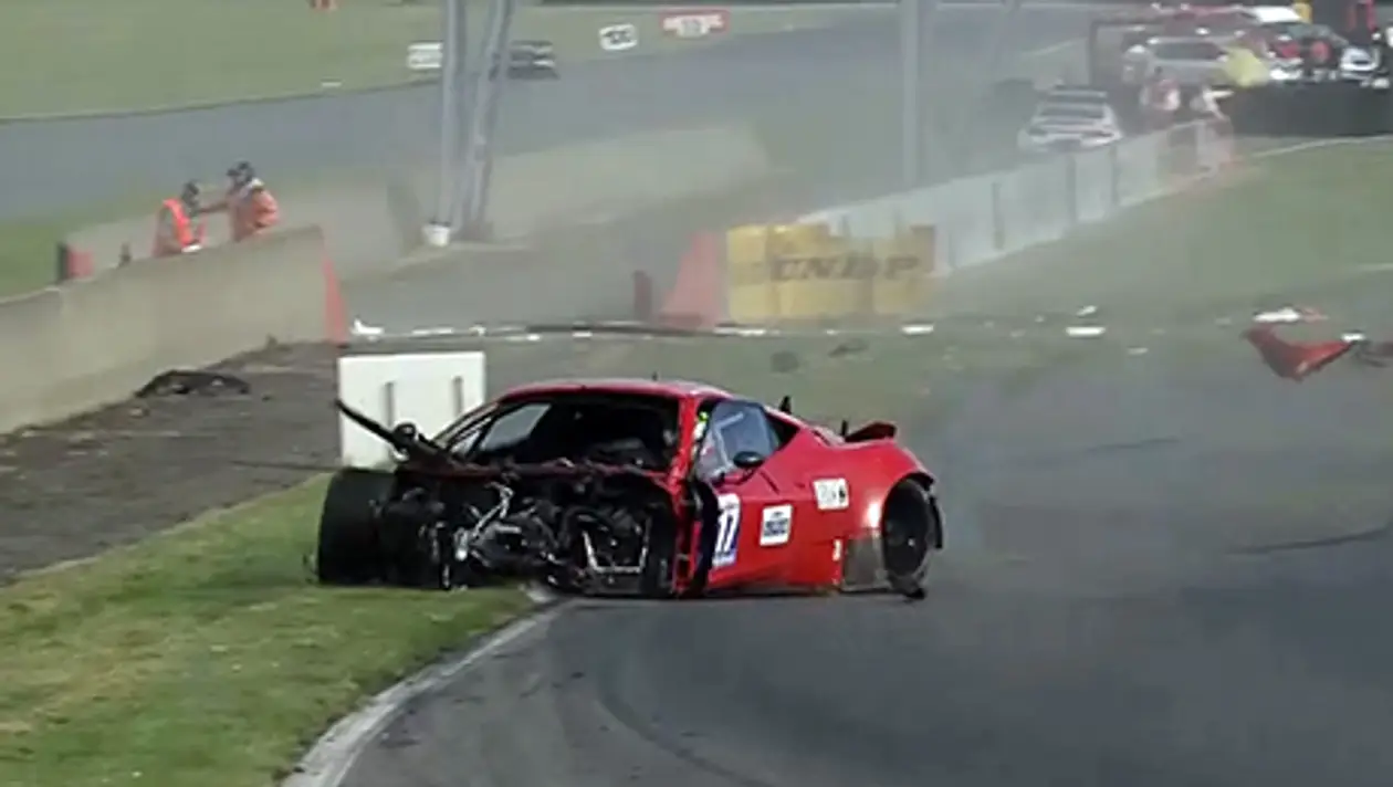 Ужасная авария «Феррари» в гонке GT