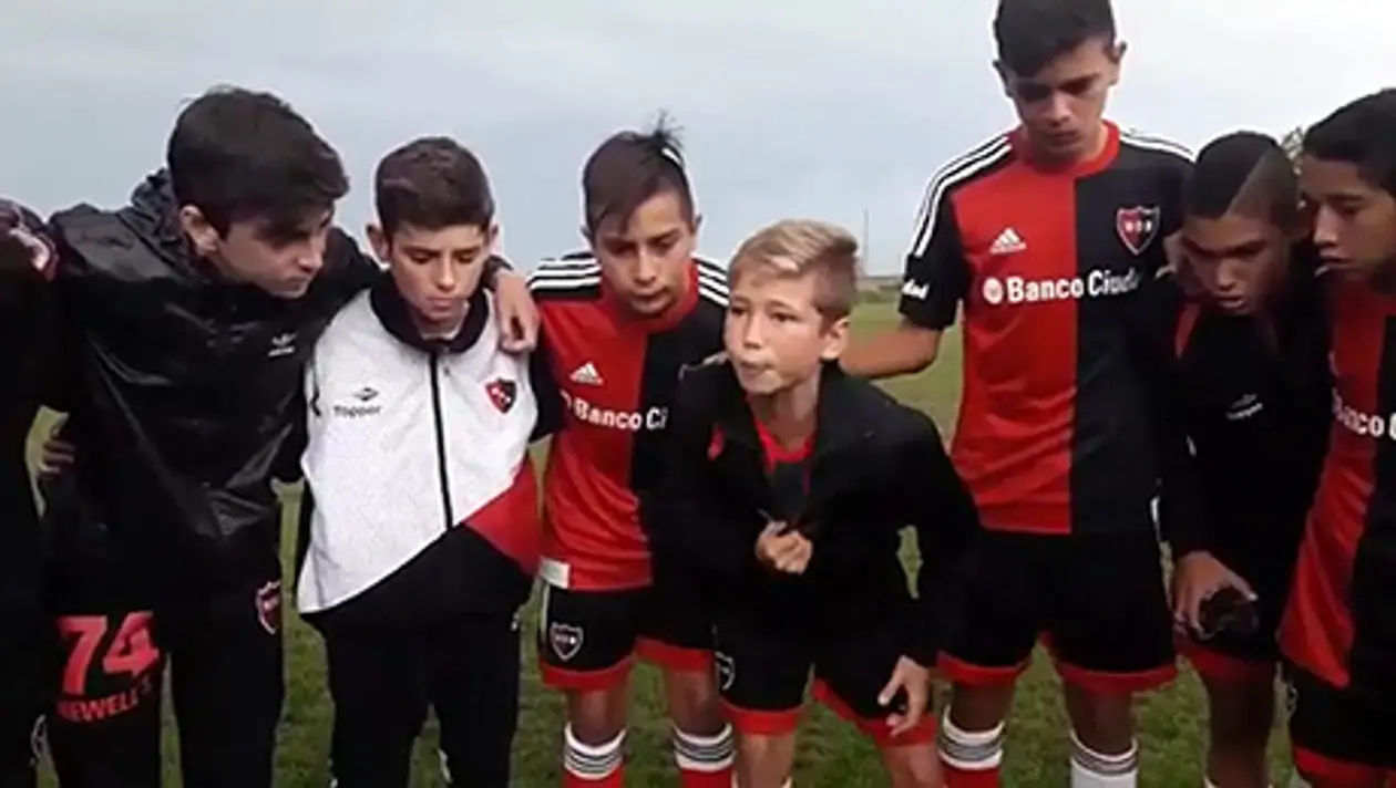 «Отдать всю душу и сердце за эту футболку!» 10-летний аргентинец настраивает партнеров на игру
