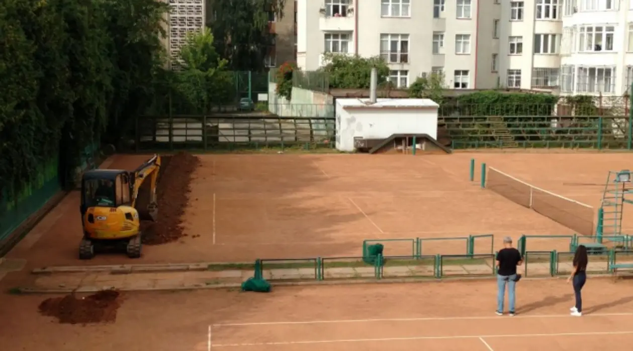 Во Львове экскаваторы разрыли теннисный корт