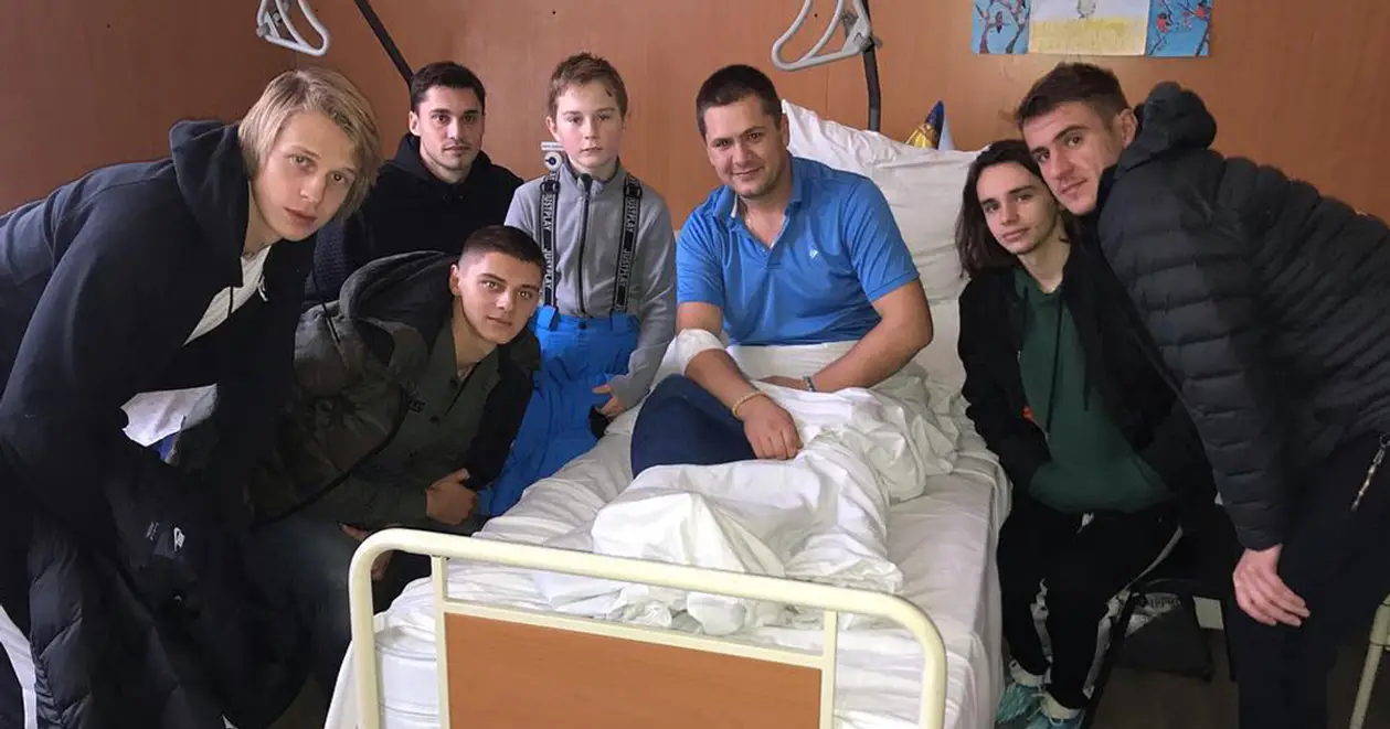 💙💛 «Динамо» регулярно посещает военные госпитали и дарит радость украинским воинам