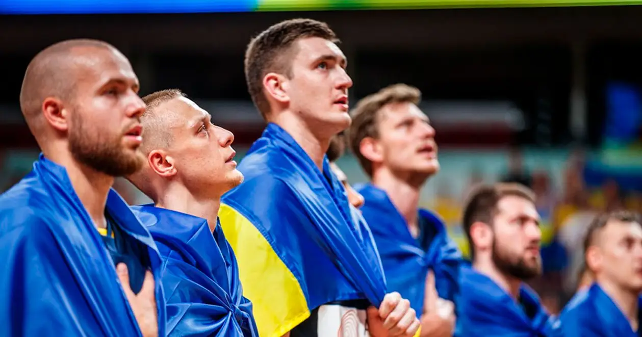 👏 Гравці збірної вийшли на матч із Грузією з українськими прапорами. І всі разом співали гімн