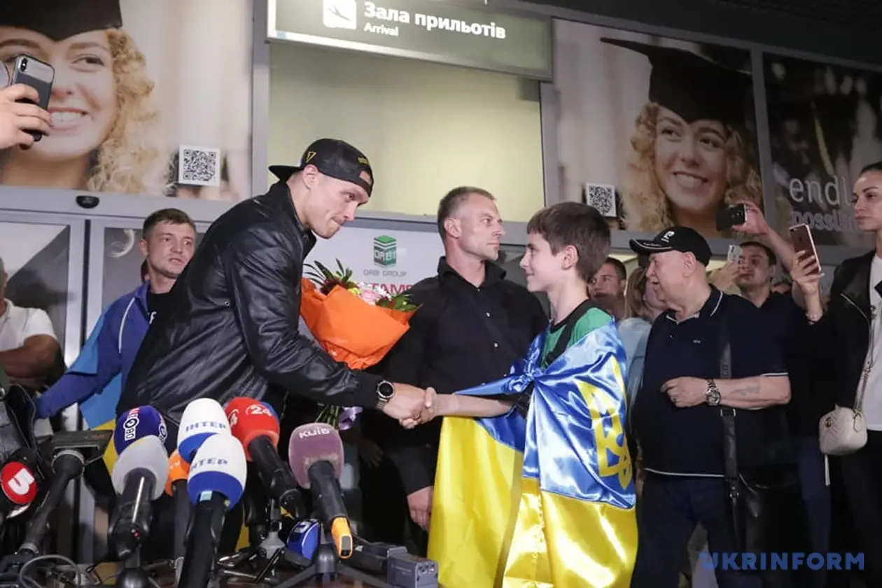«Посвящаю победу отцу, которого уже нет». Усика встретили в Киеве