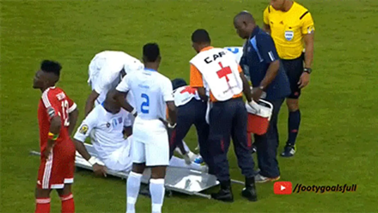Суровая медицинская помощь въезжает в игрока на Кубке Африки
