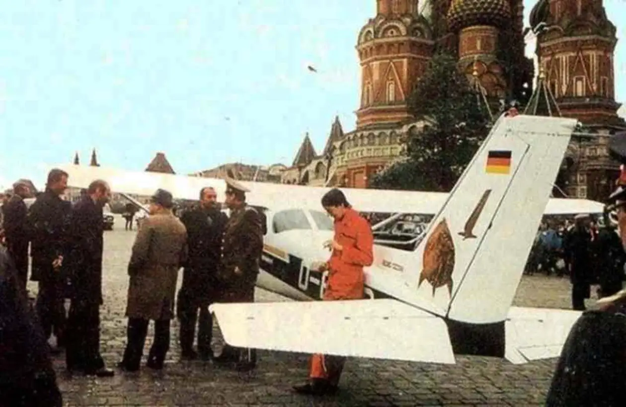 В 1987-му німецький пілот посадив літак в центрі Москви. Матіас Руст заробляв покером і не раз потрапляв у в'язницю 