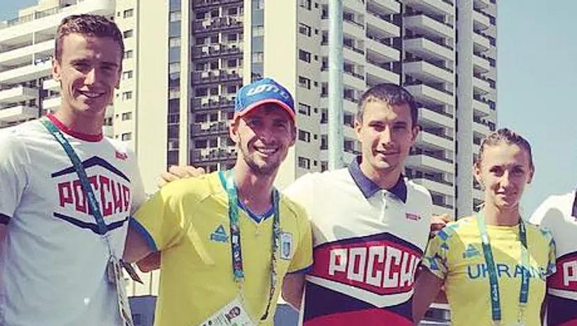 Украинские и российские теннисисты сфотографировались в обнимку