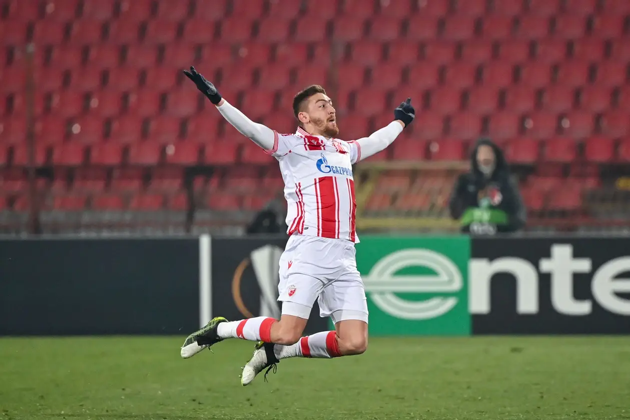 «Црвена Звезда» Деяна Станковича в меньшинстве спаслась в матче с «Миланом» – сравняли счет на последнем угловом
