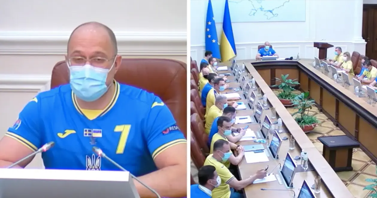 Министры пришли на заседание Кабмина в футболках сборной Украины