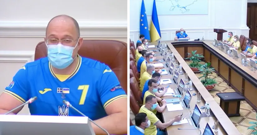 Министры пришли на заседание Кабмина в футболках сборной Украины