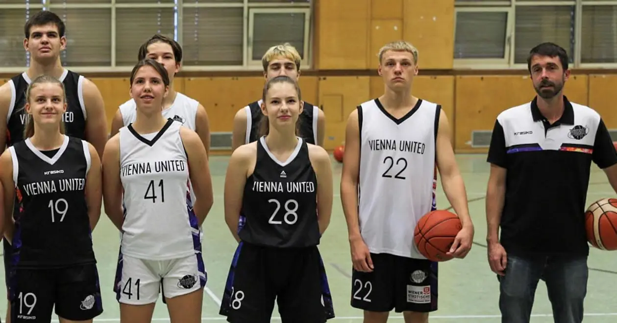 Президент австрійського баскетбольного клубу від початку великої війни активно допомагає українським біженцям
