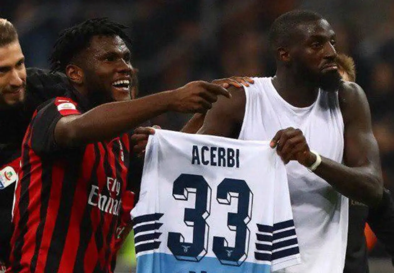 Игроки «Милана» праздновали победу над «Лацио» с футболкой соперника. Ему это не понравилось