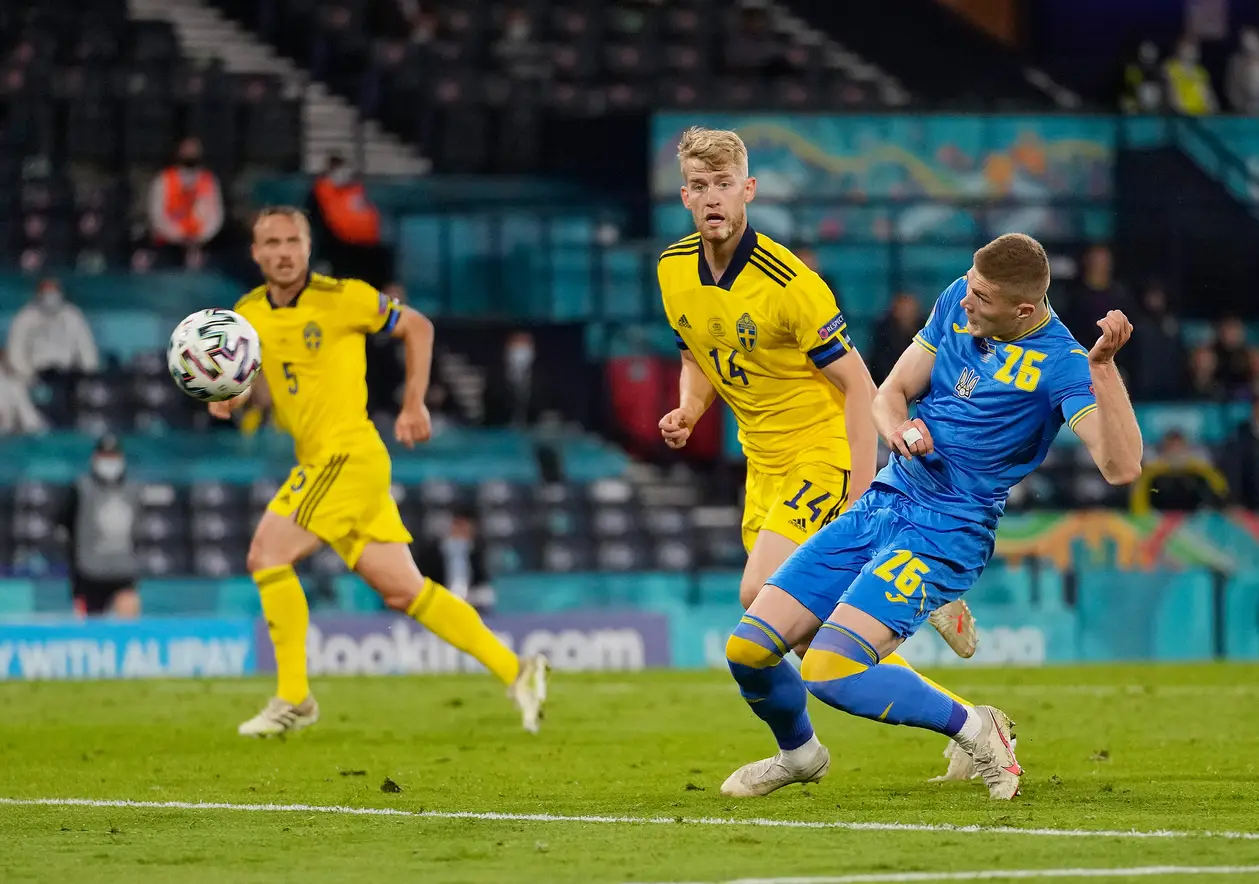 Гол Довбика шведам – самый поздний победный в истории Украины и Евро