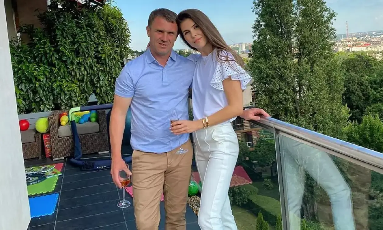 Жена Реброва поздравила мужа с днем рождения милым семейным фото