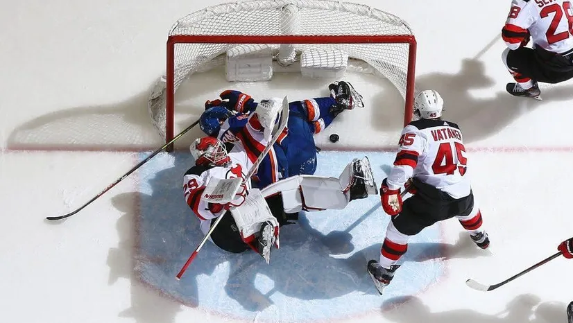 Безумие в НХЛ: защитник «Нью-Джерси» забил в свои ворота. Это уже не первый его автогол