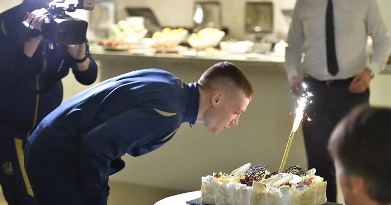 🎂 Как сборная поздравила Цыганкова с днем рождения большим тортом