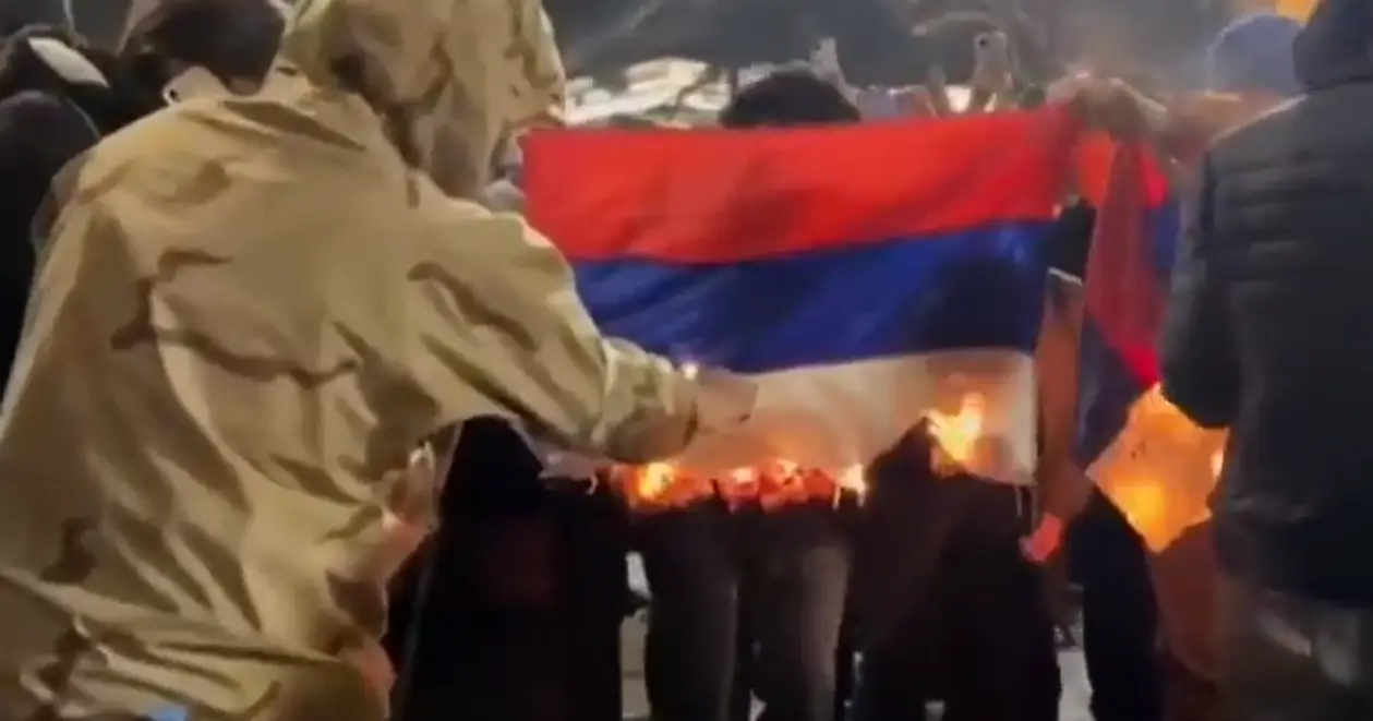 З'явилося відео, як грузинські протестувальники спалюють російський прапор на акції в Тбілісі 😍
