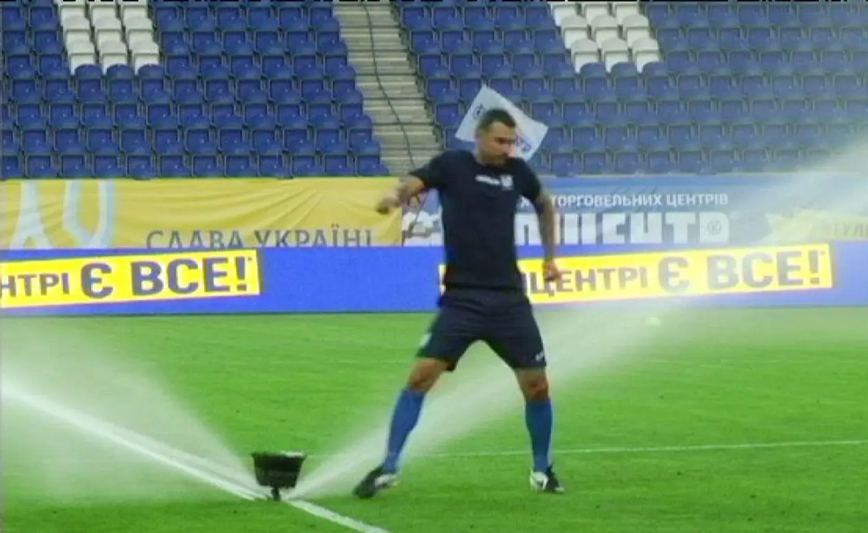 Шевченко окатило водой перед матчем с Нигерией. Андрей Николаевич не растерялся