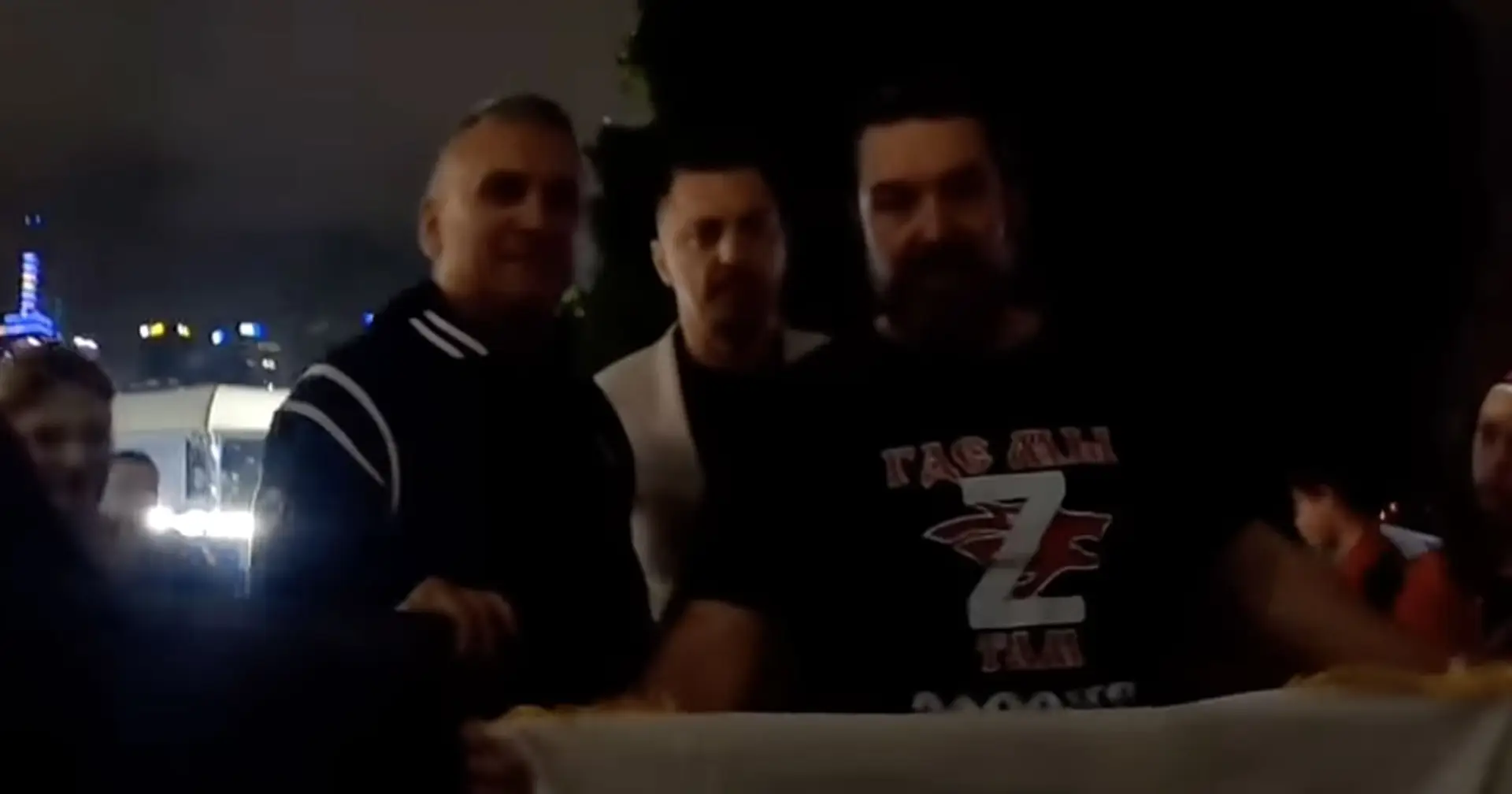 Батько Джоковича засвітився на відео пропутінського активіста, який стоїть за появою  прапорів РФ на матчах Australian Open