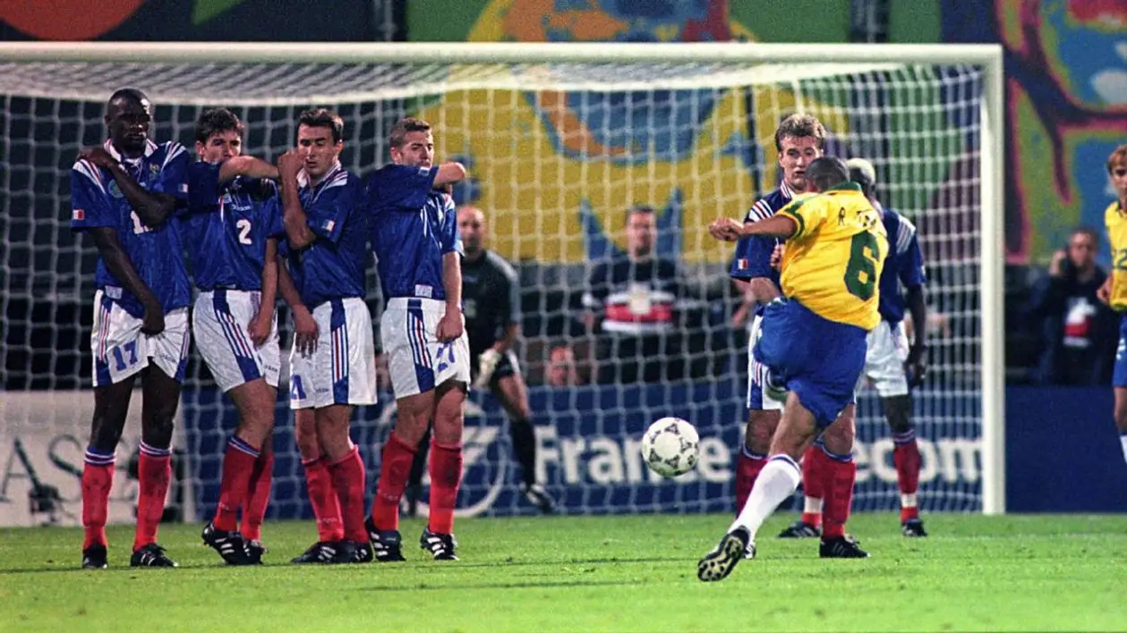 24 года назад Роберто Карлос забил тот самый гол в ворота Бартеза!