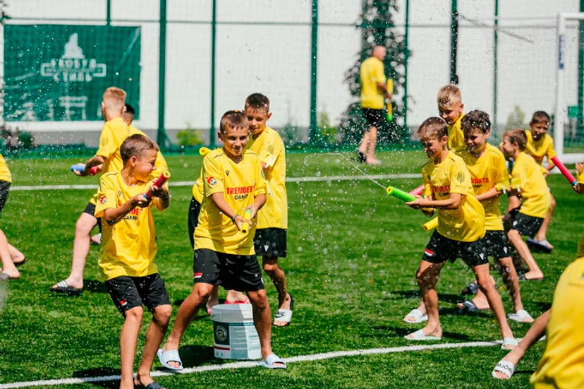 Унікальний літній табір в Україні: завдяки футболу 800 дітей можуть відволіктись від війни