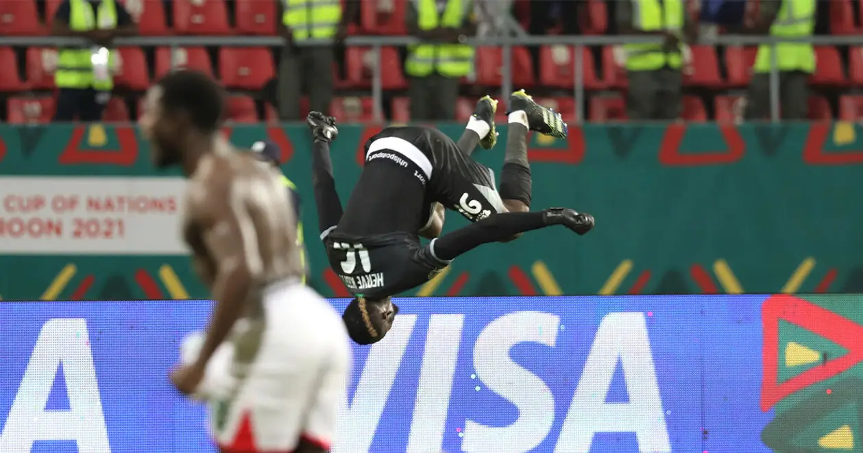 Вратарь Буркина-Фасо после победы по пенальти отпраздновал несколькими сальто подряд 🤸