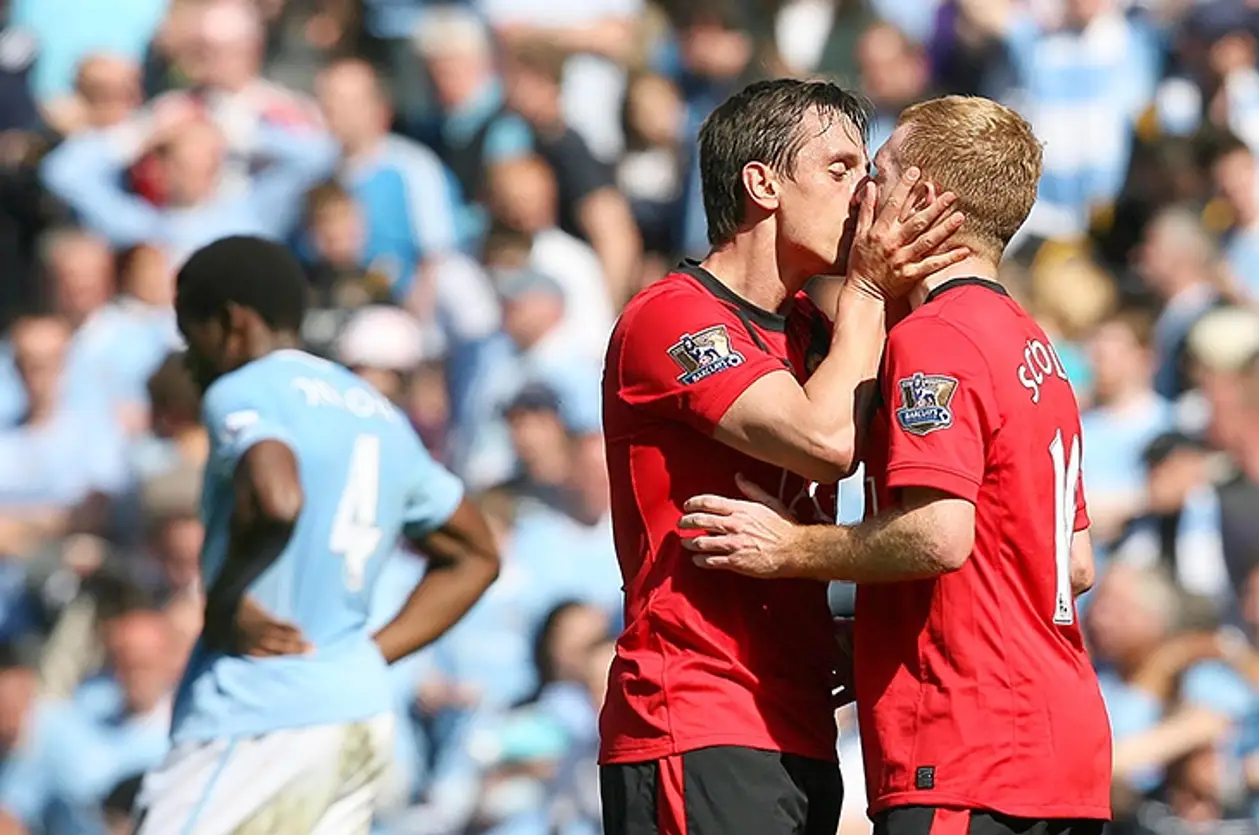 В 2010-м Невилл поцеловал Скоулза после гола в ворота «Сити». Он сходит с  ума во время дерби - Футбол на UA.Tribuna.com