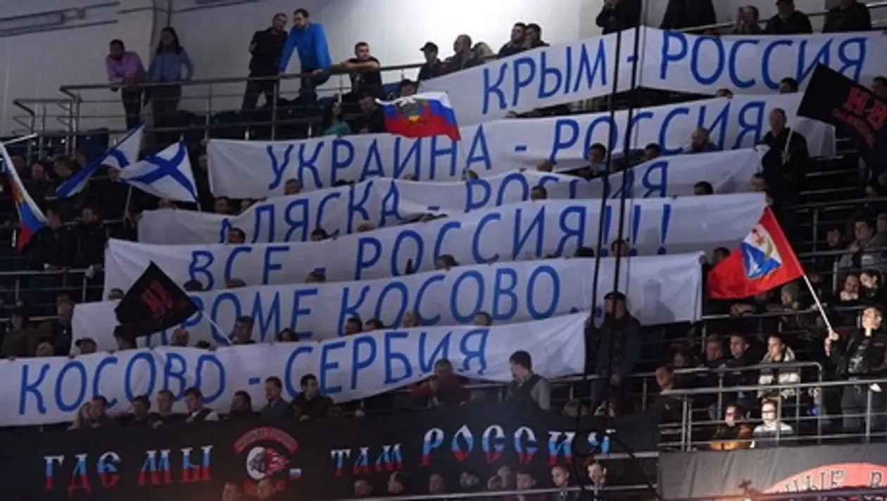 «Крым, Украина, Аляска – Россия. Все – Россия». Баннер на бое Роя Джонса