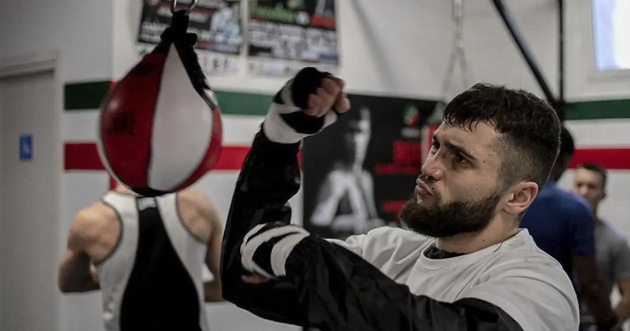 Непобедимый украинский боксер живет в Милане. Он рассказал, как тренироваться во время карантина