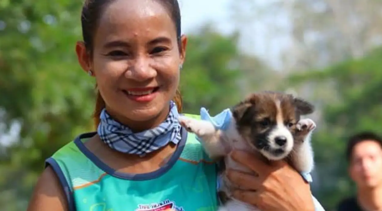 В Таиланде участница марафона подобрала потерявшегося щенка и пробежала с ним 30 километров