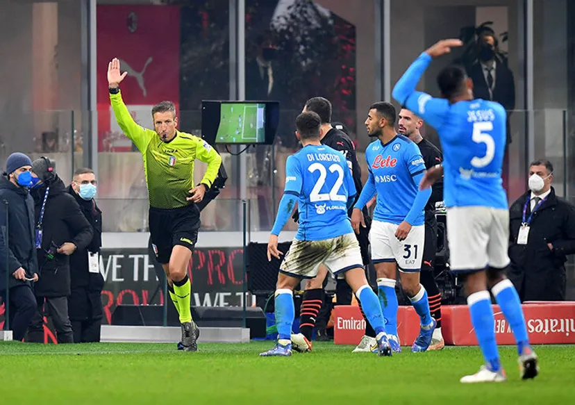 🔎 ВАР-споры в Италии: гол «Милана» отменили из-за офсайда Жиру. Оливье лежал на газоне под защитником «Наполи»