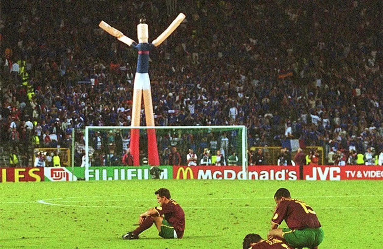 Вас тоже веселили огромные фигуры, гнущиеся на ветру? Их придумали для Игр-96 и ставили на каждом матче Евро-2000