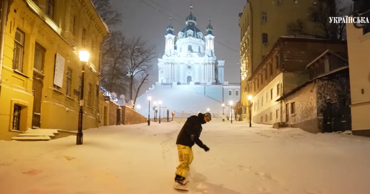 ❄️🏂 На Андреевском спуске появились первые сноубордисты. Очень атмосферное видео