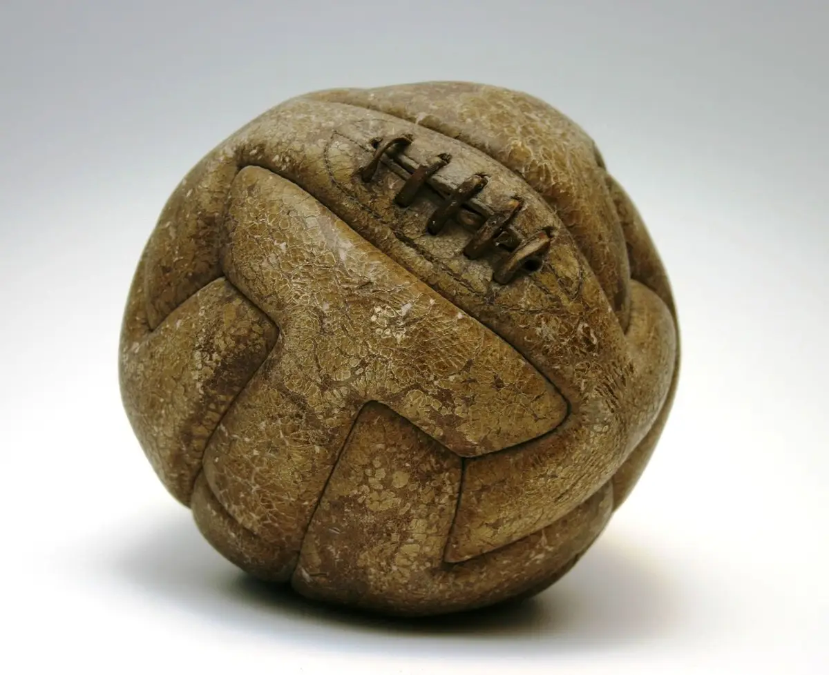 Історія футбольного м'яча