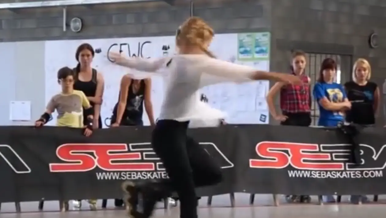 Эта девочка волшебно танцует на роликах. Невероятная пластика 😍