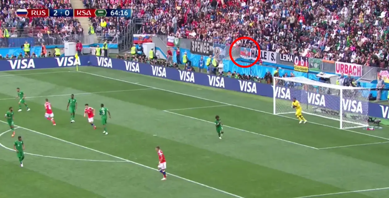Подозрительный флаг за воротами Саудовской Аравии в матче против России