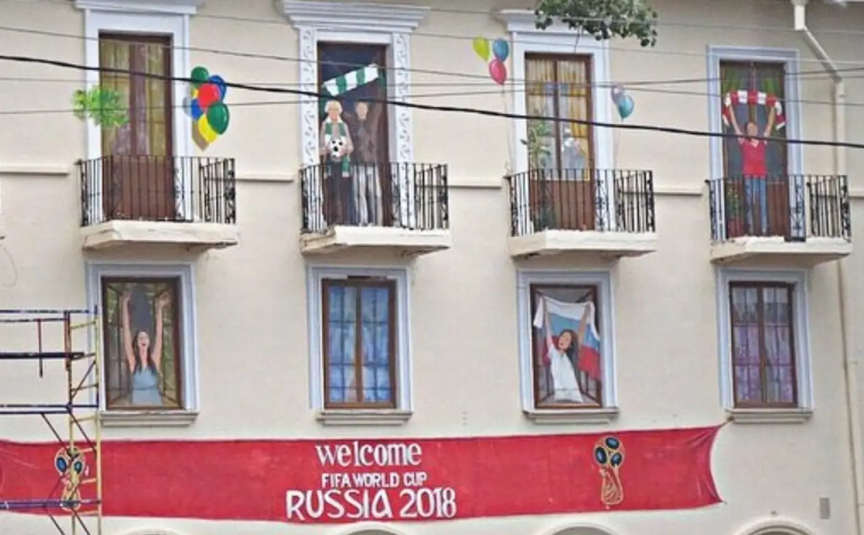 На окнах дома в Ростове к ЧМ нарисовали радующихся людей